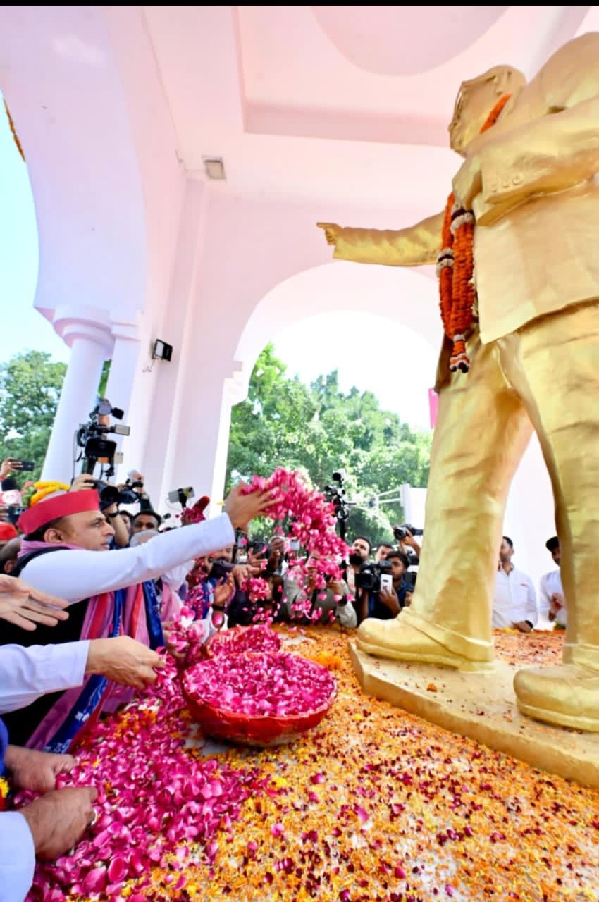 संविधान निर्माता डॉ. भीमराव अंबेडकर की 135वीं जयंती पर देशभर में श्रद्धांजलि, लखनऊ में अखिलेश यादव ने दी श्रद्धांजलि